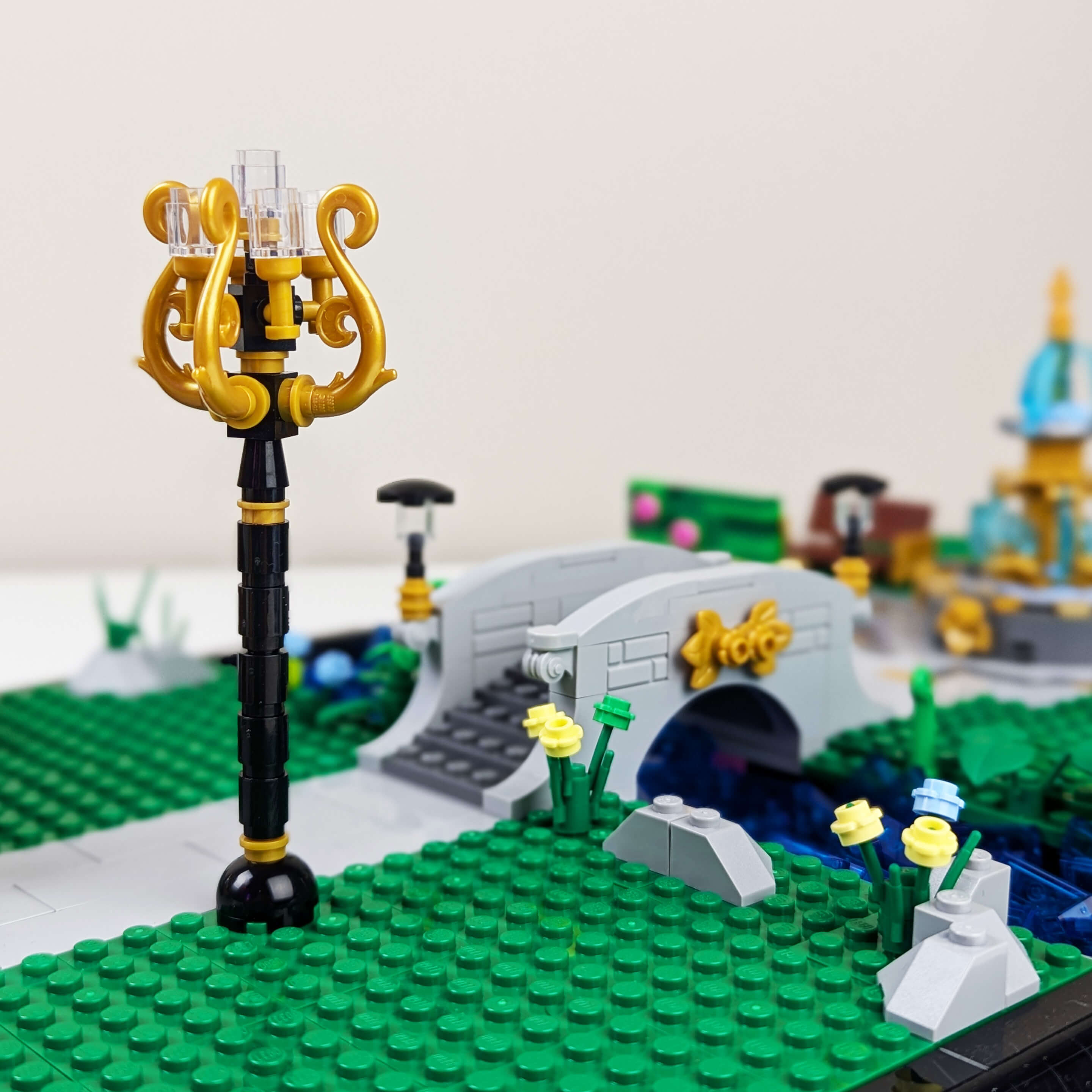 Black & Gold Spiral Lamppost - Building Set - Made Using LEGO® Parts